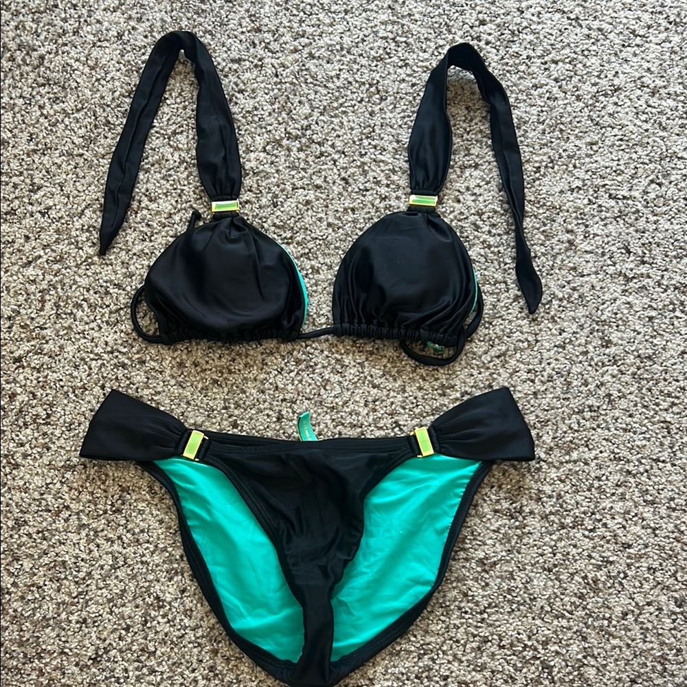 Vix Paulahermanny Black and Green Bikini Set with Classic Triangle Top
